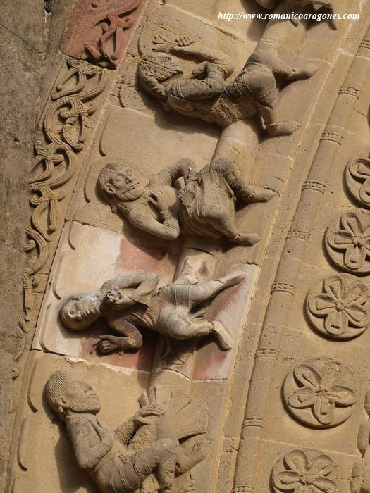 PERSONAJES EN LA ARQUIVOLTA EXTERIOR